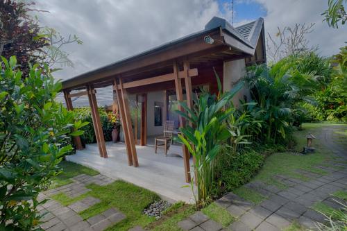 a home with a porch with a patio at Villa Tegal Tis Ubud in Payangan