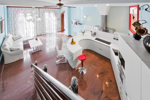 a kitchen with a red stool in the middle of a room at Casa Emblemática Topacio in Santa Cruz de Tenerife