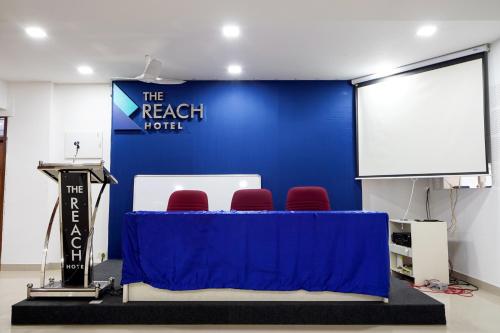 Una televisión o centro de entretenimiento en The Reach Hotel