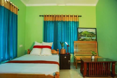 Puzhayoram home stay, Palakkuli, Mananthavadi wayanad kerala في مانانثافادي: غرفة نوم بسرير وستائر زرقاء