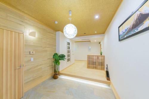 un pasillo con paredes de madera y una maceta en YADOYA 雀 en Tokio