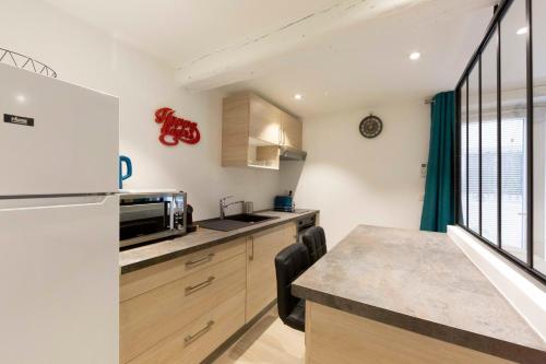 une cuisine avec un réfrigérateur et un plan de travail dans l'établissement Brand-new atypical studio in rue Fourmillière, à Antibes