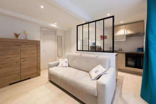 Brand-new atypical studio in rue Fourmillière