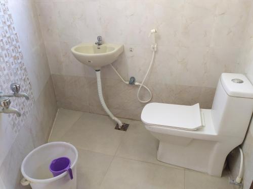 Un baño de Hotel ParkwayInn