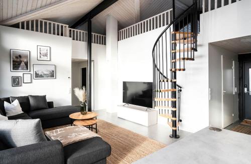 uma sala de estar com um sofá e uma televisão em Villa Ruka - Rising Sun em Ruka