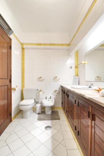 a bathroom with a toilet and a sink at E&M Garden View Beach House VII in Porches