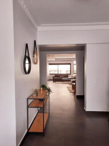 ein Wohnzimmer mit einem Tisch und einem Sofa in der Unterkunft Comfortable and well located apartment in Casablanca