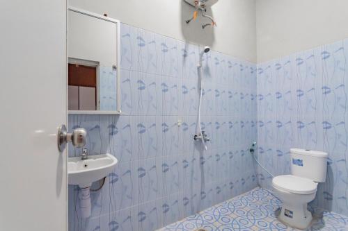 Ванная комната в Hotel Markoni Pamanukan Mitra RedDoorz
