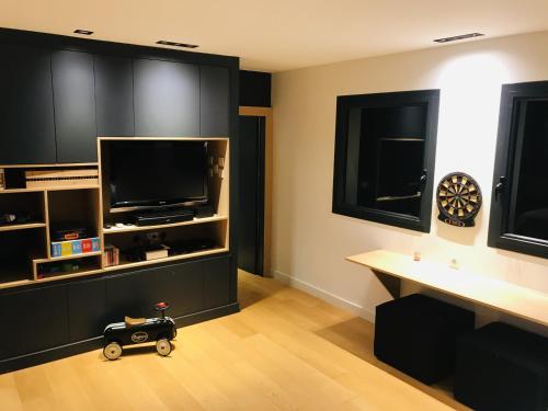 - un salon avec une voiture jouets devant une télévision dans l'établissement Villa 12 PERS - PISCINE, à Les Sables-dʼOlonne