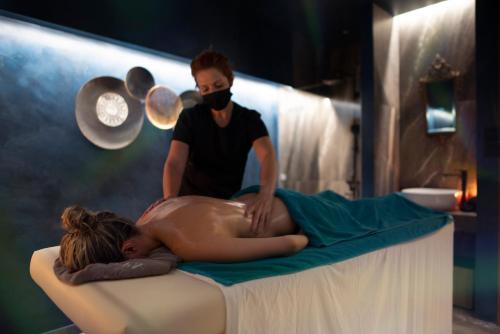 Επισκέπτες που μένουν στο AROMA DRYOS SPA & ECO Hotel