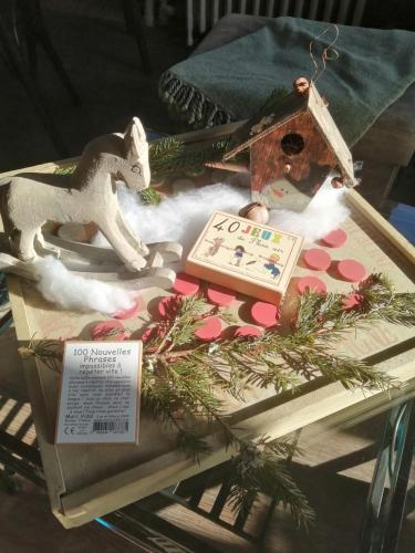 a table with a toy horse and a bird house at La maison O kiwis - Chambres d'hôtes in Saint-Denis-lès-Martel