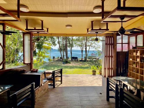 a restaurant with a view of the ocean at Starlight Beach Resort in Ko Phayam