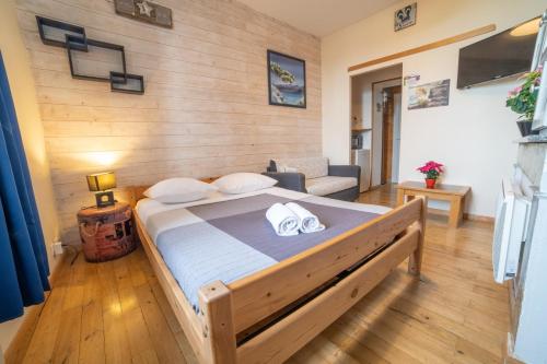 1 dormitorio con 1 cama grande en una habitación en Étape Gimontoise 32, en Gimont