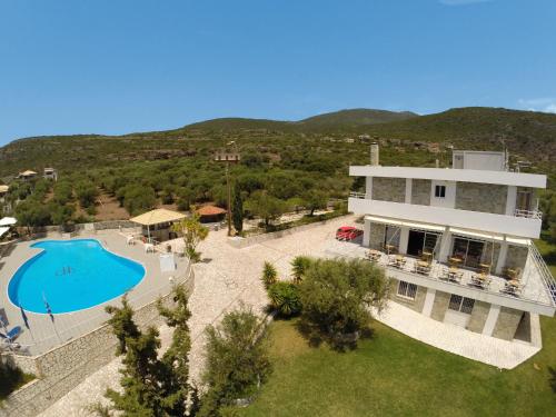 eine Luftansicht eines Hauses mit Pool in der Unterkunft Kardamili Beach Hotel in Kardhamili