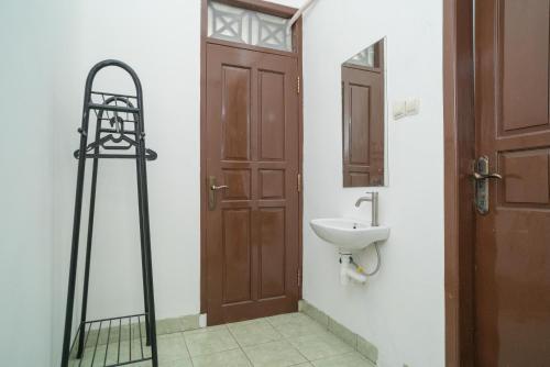 Ένα μπάνιο στο RedDoorz near Bundaran Ciceri