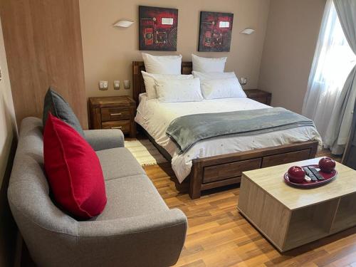 Postel nebo postele na pokoji v ubytování Thokomala Guest House