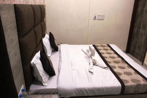 Ein Bett oder Betten in einem Zimmer der Unterkunft Shree Krishna Hotels