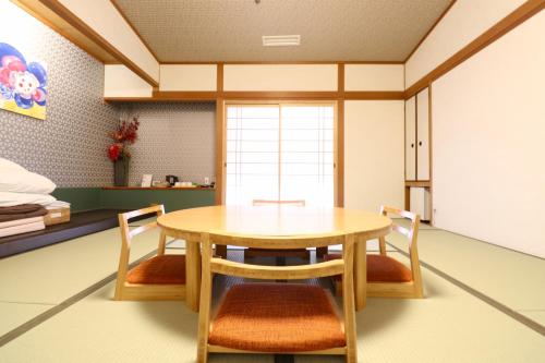 uma sala de jantar com mesa e cadeiras em Hotel Gran Ms Kyoto em Quioto