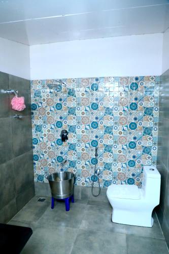 un bagno con vasca, WC e lavandino di GREEN INN a Sakleshpur