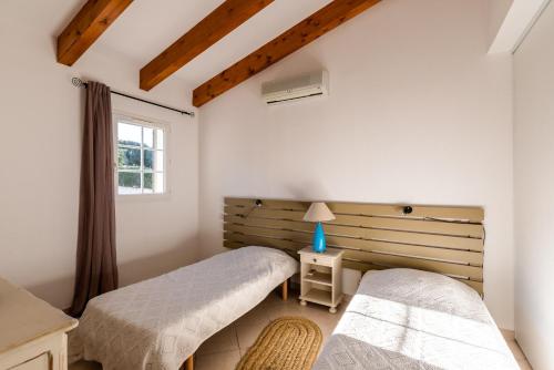 - une chambre avec 2 lits et une fenêtre dans l'établissement Aria - Vue Mer, à Aregno