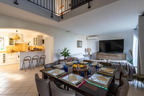 une salle à manger et un salon avec une table et des chaises dans l'établissement Aria - Vue Mer, à Aregno