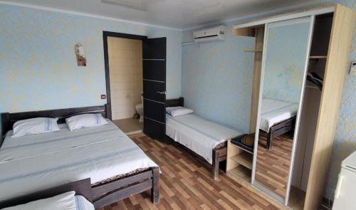 Uma cama ou camas num quarto em Київська Чайка Коблево