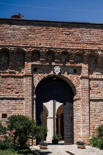 a brick building with an archway in front of it at Agriturismo Ma Che Bel Castello in Mombaruzzo