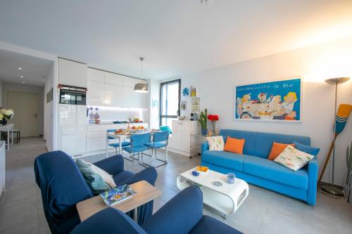 un salon avec des canapés bleus et une cuisine dans l'établissement Appartement Liberation, à Nice