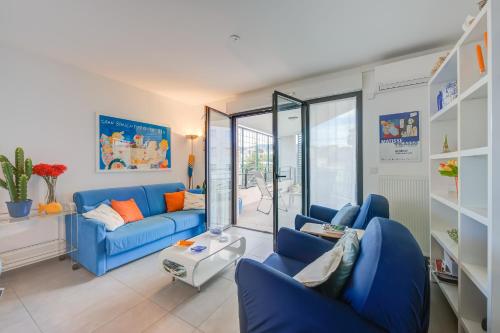 un salon avec des canapés bleus et une table dans l'établissement Appartement Liberation, à Nice