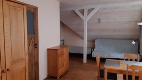 a room with a bed and a table and a room with a bedroom at Czarna Jachta - Na szlaku legend - - - - - Pokoje nad jeziorem in Kruklanki