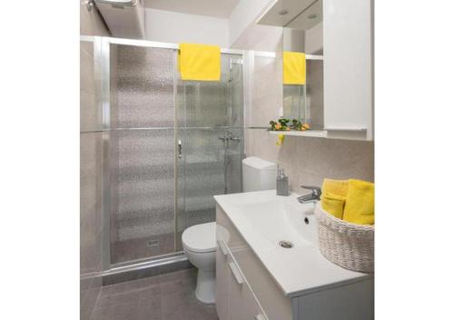 een badkamer met een douche, een toilet en een wastafel bij Adriatic Dream Apartments in Dubrovnik