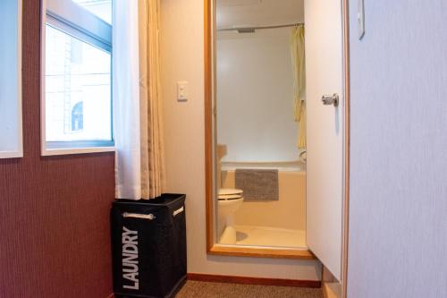 Un baño de T Square Hakuba