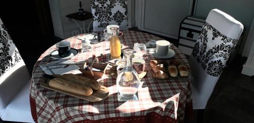 een tafel met een bord brood en drankjes erop bij LES HIPPOCAMPES in La Teste-de-Buch