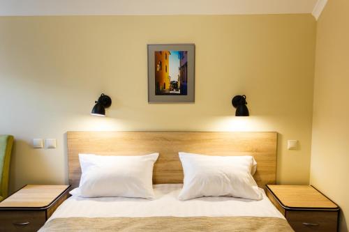 スヴェトロゴルスクにあるVilla Gotlandのベッドルーム1室(枕2つ、ランプ2つ付)