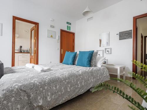 Postel nebo postele na pokoji v ubytování Alcalá del rio! 2 a