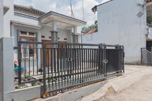 a gate in front of a house at Small Homestay Syariah Sikembar Ciwidey Mitra RedDoorz in Bandung