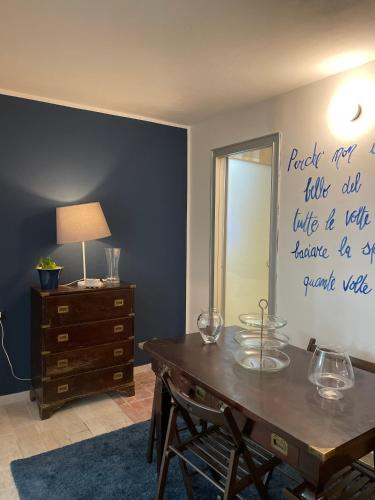 Zimmer mit einem Tisch, einem Spiegel und einer Kommode in der Unterkunft Splendida taverna dotata di tutti i comfort a 500 mt dal mare in Marina di Carrara