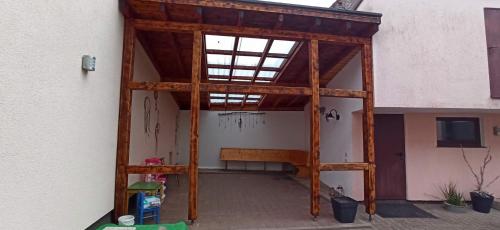 un garage ouvert avec une structure en bois dans l'établissement Ferienhaus Pauline, à Sandberg