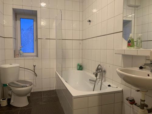 Koupelna v ubytování Turistická ubytovňa SHB ,Štrbské Pleso - Vysoké Tatry