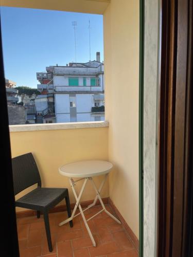 En balkon eller terrasse på Spaziosa camera con letto alla francese e balcone a 500 mt dal mare