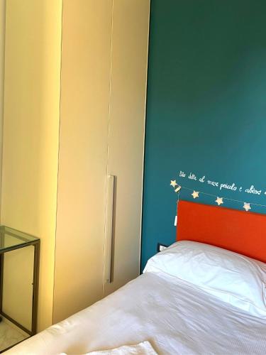 Ένα ή περισσότερα κρεβάτια σε δωμάτιο στο Spaziosa camera con letto alla francese e balcone a 500 mt dal mare