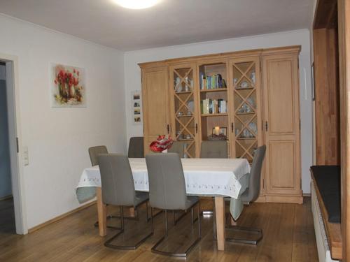 une salle à manger avec une table et des chaises blanches dans l'établissement Villa Hammertal, à Simmerath