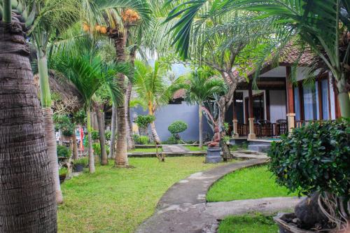 COCONUT BEACH BUNGALOWs & WARUNGにある庭