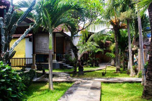 COCONUT BEACH BUNGALOWs & WARUNGにある庭