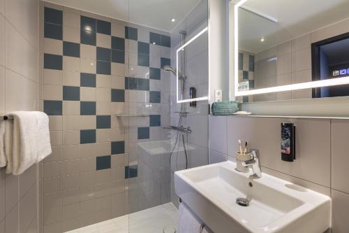 a bathroom with a sink and a shower at the niu Flash in Berlin