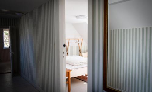 Habitación con cama y puerta que conduce a un dormitorio. en Visborggaard Slots Parkhus, en Hadsund