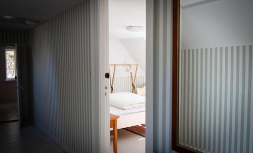 a room with a bed and a door leading to a bedroom at Visborggaard Slots Parkhus in Hadsund