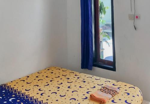 パンガンダランにあるPondok Sundawa 2 Pangandaran Mitra RedDoorzの鏡付きの部屋のベッド1台