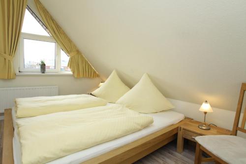 - une chambre avec 2 lits et une fenêtre dans l'établissement Ferienwohnung Mare Nostrum 9, à Westerland