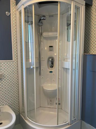 um chuveiro com WC e um lavatório na casa de banho em Elegante camera matrimoniale con balcone a 500 mt dal mare em Marina di Carrara